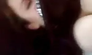 Brunette Ionella baisée dur par sangle-sur film x film porno