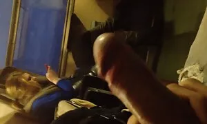 Rousse video porno gratuit a regarder mignonne montre son Petit corps, les pieds et les mamelons gonflés