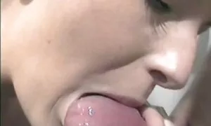 Fille chaude se masturbe sur le lit avec film x femme poilu gode