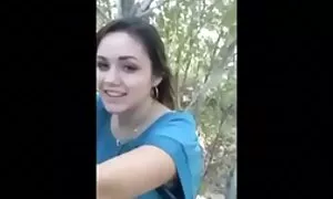 Chaud poussin chaud devant webcam suce la bite de son film pornographique amateur partenaire