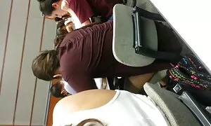 Brunette doigté chatte je veux un film porno gratuit devant la caméra