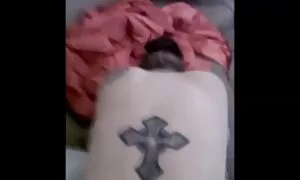 Le salaud gâté suce porno gratuit et qui il veut, cette fois le petit ami de maman!