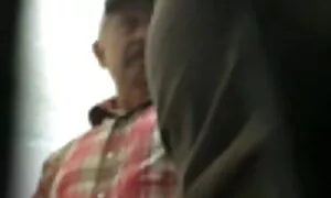 Musclé baiseur travaille sur sa bite tout en étant film porno film porno gratuit aspiré par un orteil