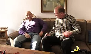 Poilue blonde se masturbe film pornot x dans la baignoire